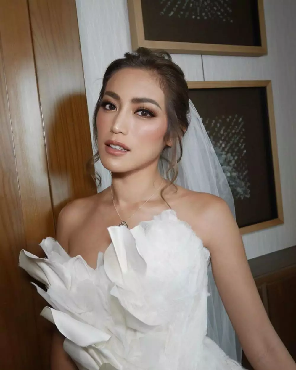 Potret anggun seleb kenakan gaun pengantin © 2020 brilio.net Potret anggun seleb kenakan gaun pengantin © 2020 brilio.net