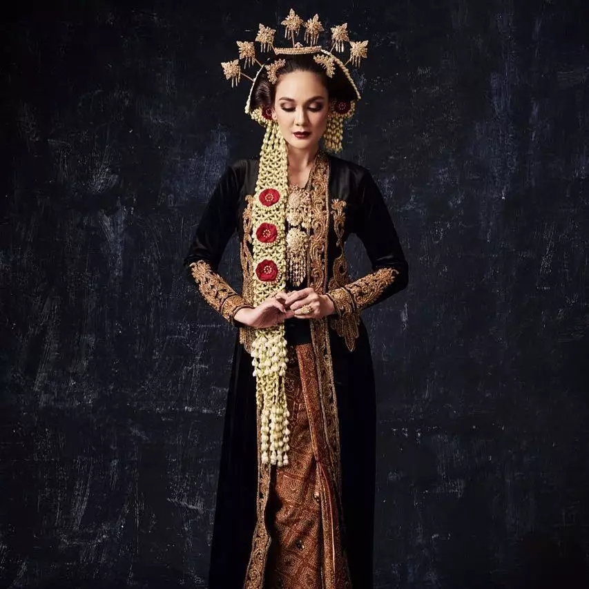 Potret anggun seleb kenakan gaun pengantin © 2020 brilio.net