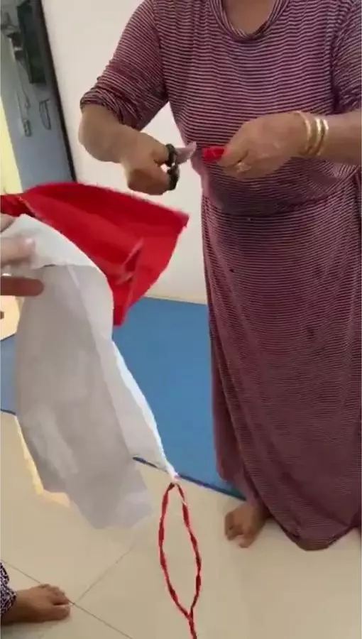 aksi pengguntingan bendera merah putih Berbagai Sumber aksi pengguntingan bendera merah putih Berbagai Sumber