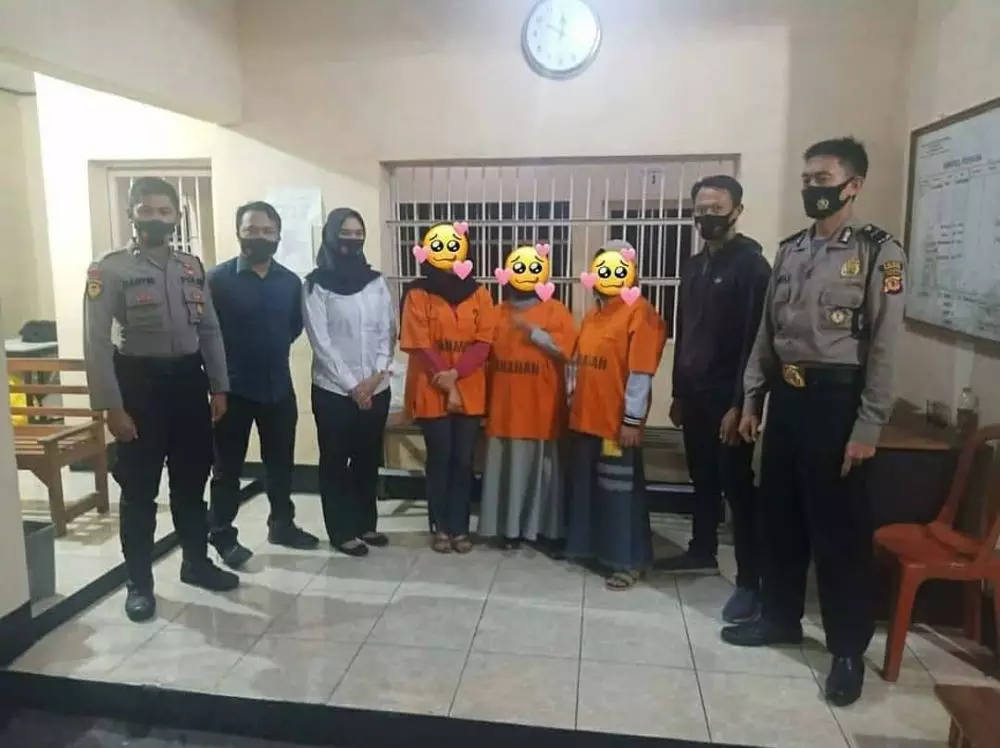 aksi pengguntingan bendera merah putih Berbagai Sumber aksi pengguntingan bendera merah putih Berbagai Sumber