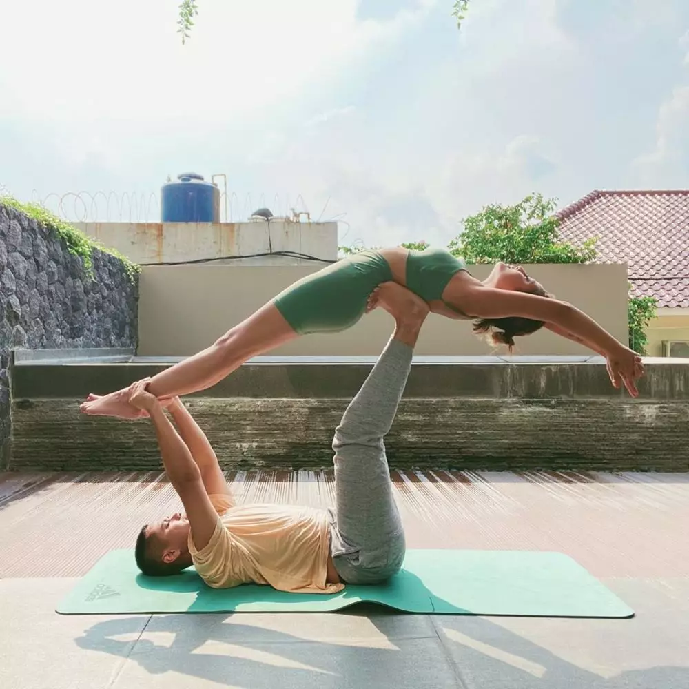 Awkarin yoga bareng pacar © 2020 brilio.net Awkarin yoga bareng pacar © 2020 brilio.net