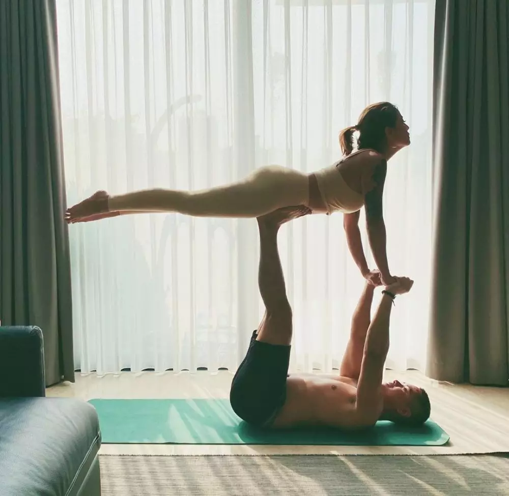 Awkarin yoga bareng pacar © 2020 brilio.net Awkarin yoga bareng pacar © 2020 brilio.net