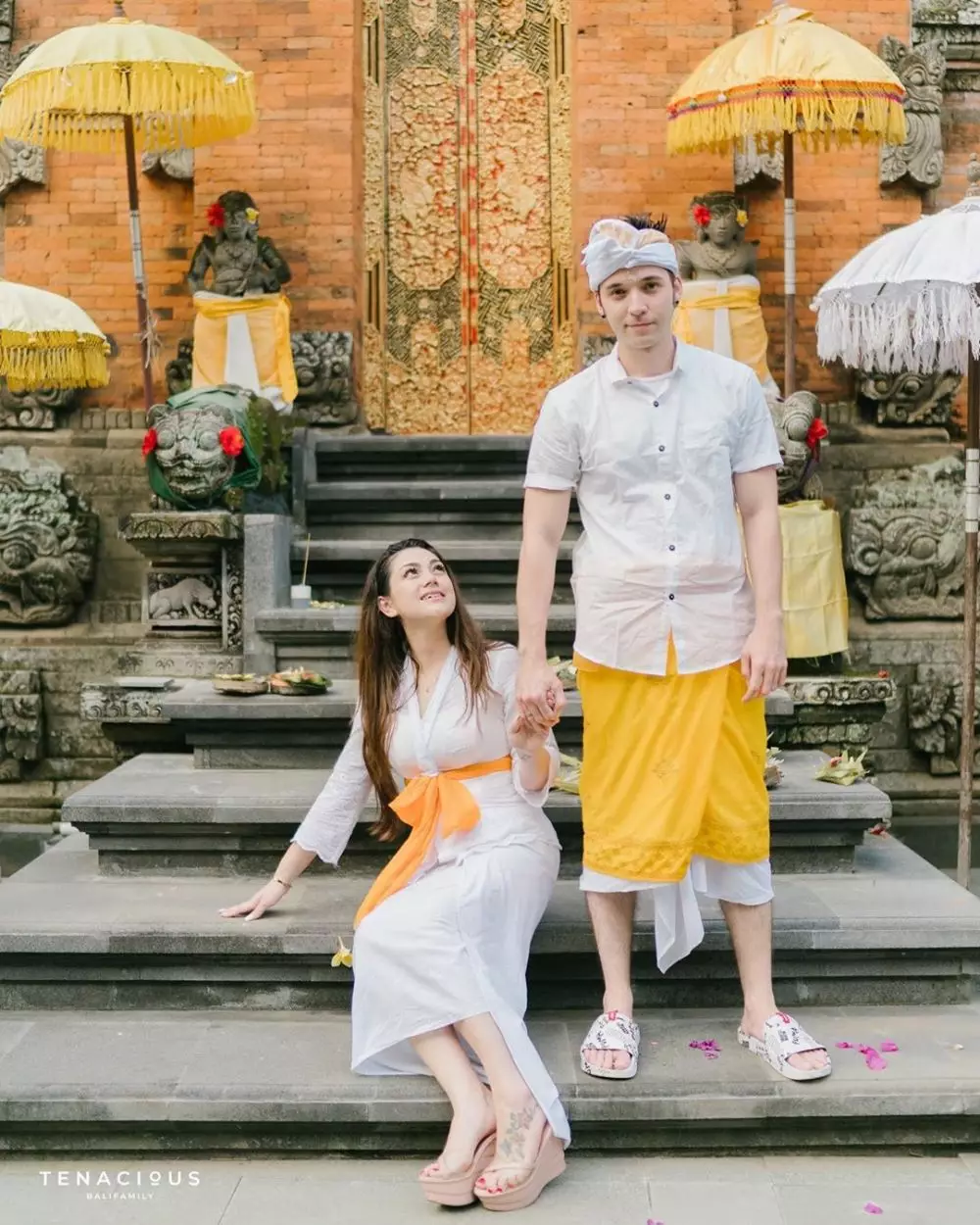 Seleb di hari Galungan 2020 © 2020 brilio.net Seleb di hari Galungan 2020 © 2020 brilio.net