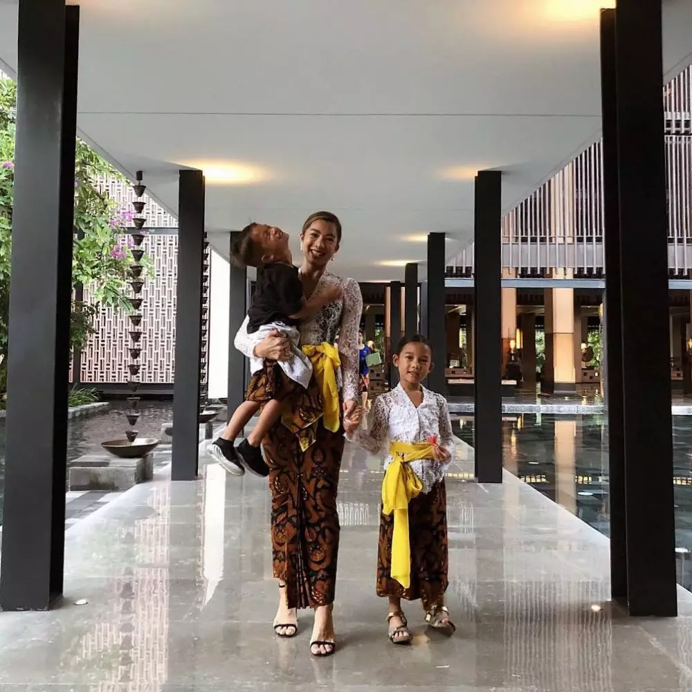 Seleb di hari Galungan 2020 © 2020 brilio.net Seleb di hari Galungan 2020 © 2020 brilio.net