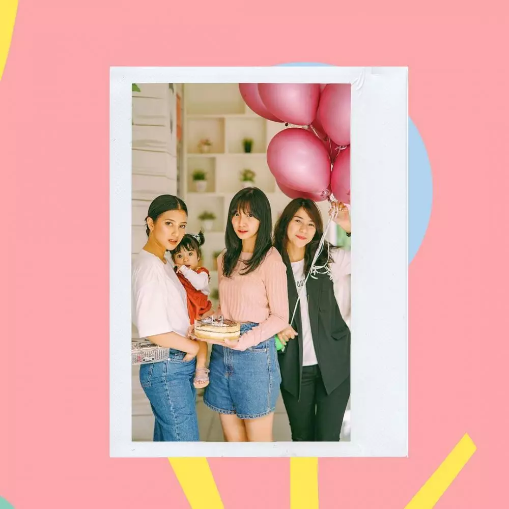 Potret persahabatan Sheila Dara & Adinda Thomas © 2020 brilio.net Potret persahabatan Sheila Dara & Adinda Thomas © 2020 brilio.net