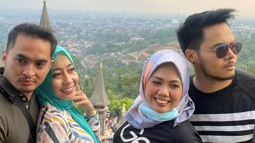 elly sugigi pamer cincin Instagram