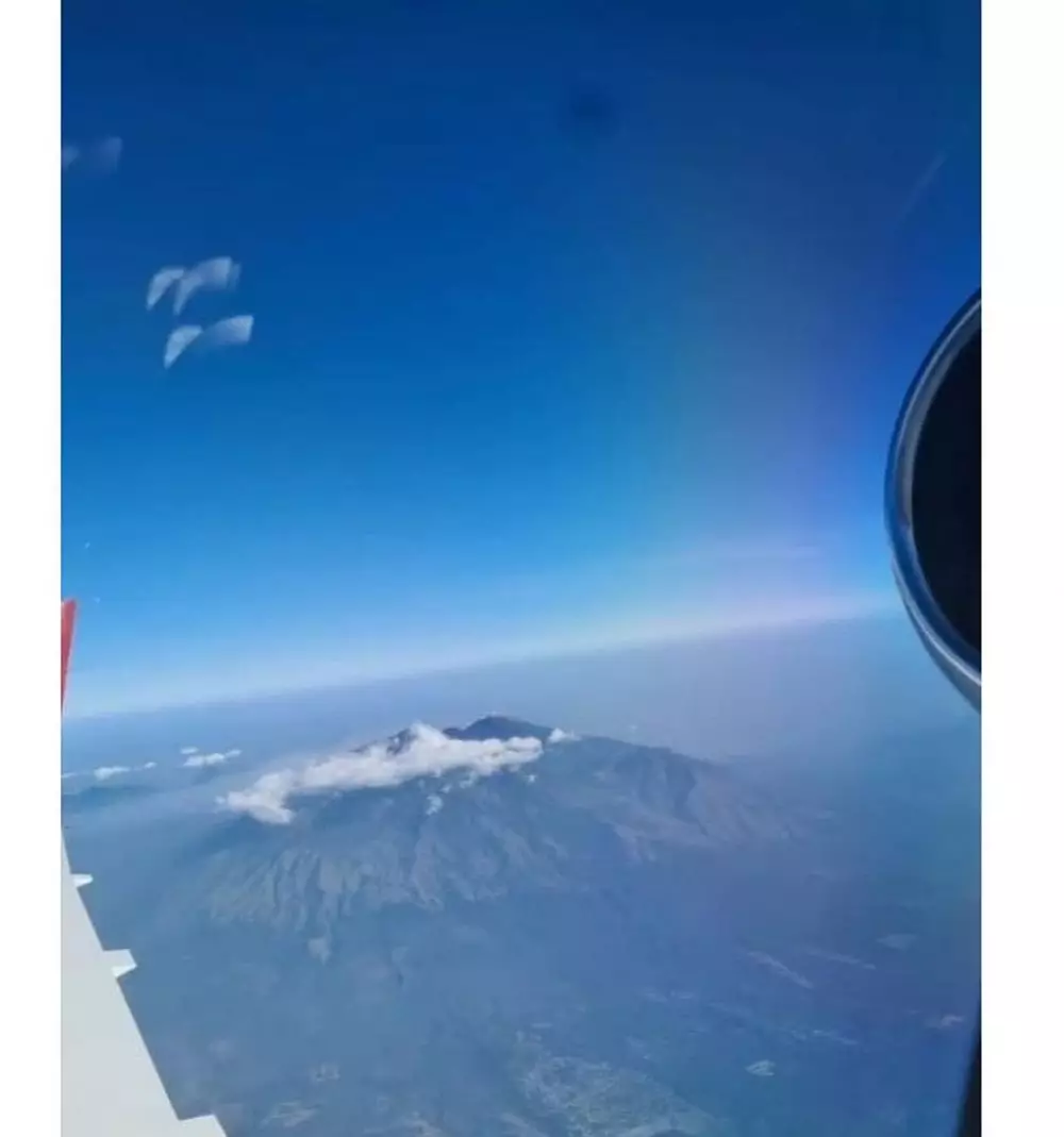 syahrini naik jet dan suami Instagram