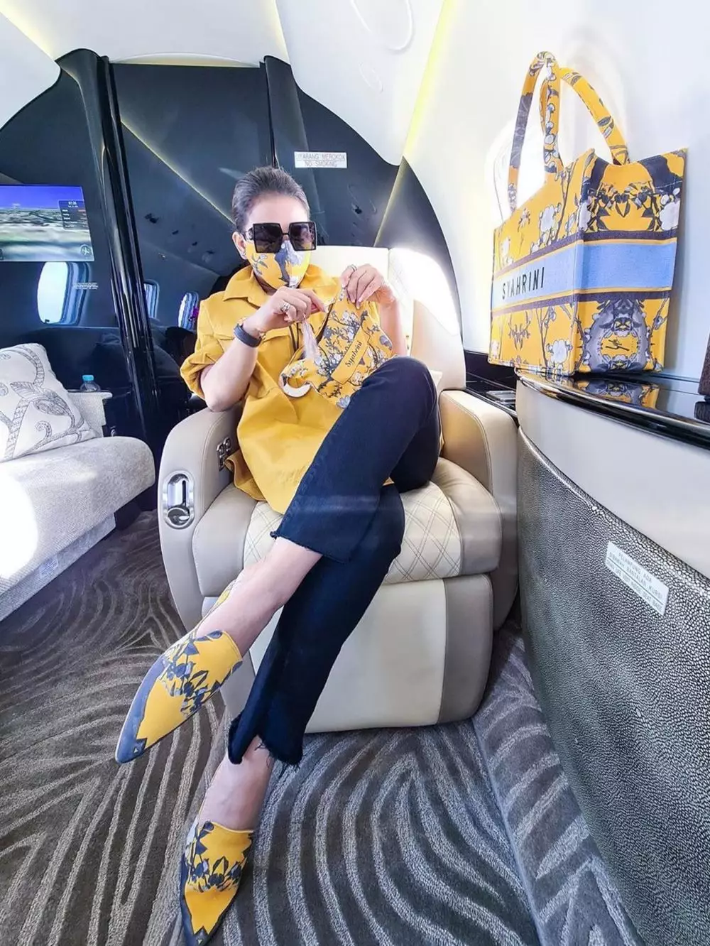 syahrini naik jet dan suami Instagram