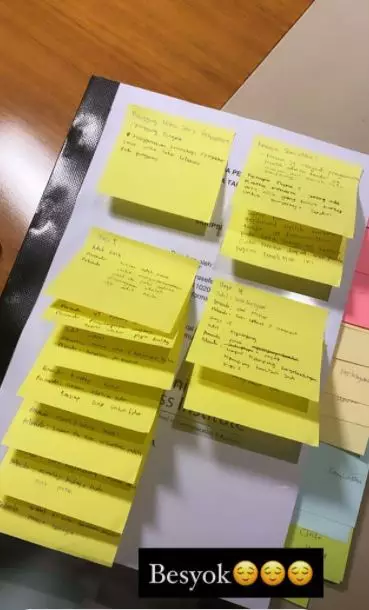 Kesha Ratuliu ujian skripsi Instagram