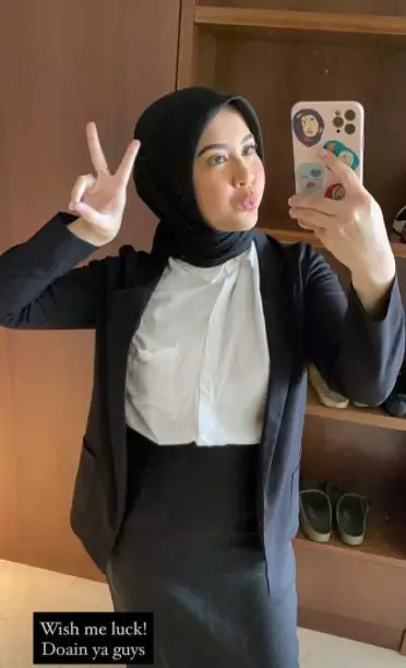 Kesha Ratuliu ujian skripsi Instagram