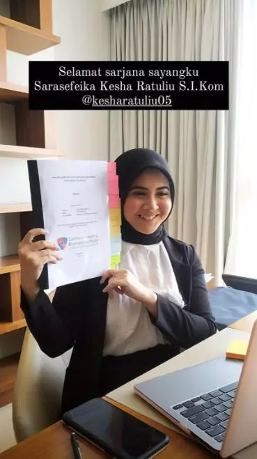 Kesha Ratuliu ujian skripsi Instagram