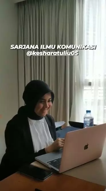 Kesha Ratuliu ujian skripsi Instagram