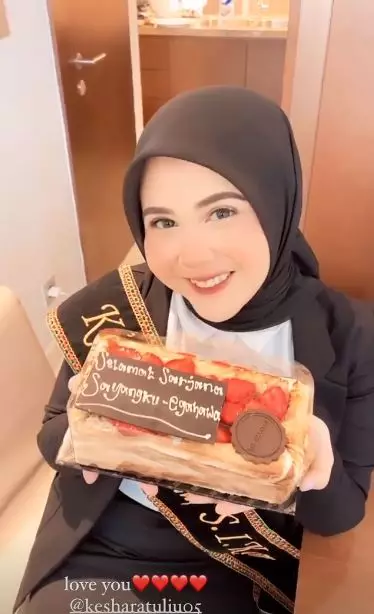 Kesha Ratuliu ujian skripsi Instagram