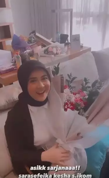 Kesha Ratuliu ujian skripsi Instagram