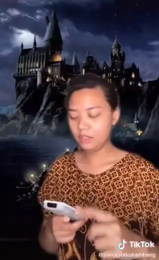 Video TikTok emak Hogwarts Twitter/@nickoakbar