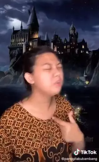 Video TikTok emak Hogwarts Twitter/@nickoakbar