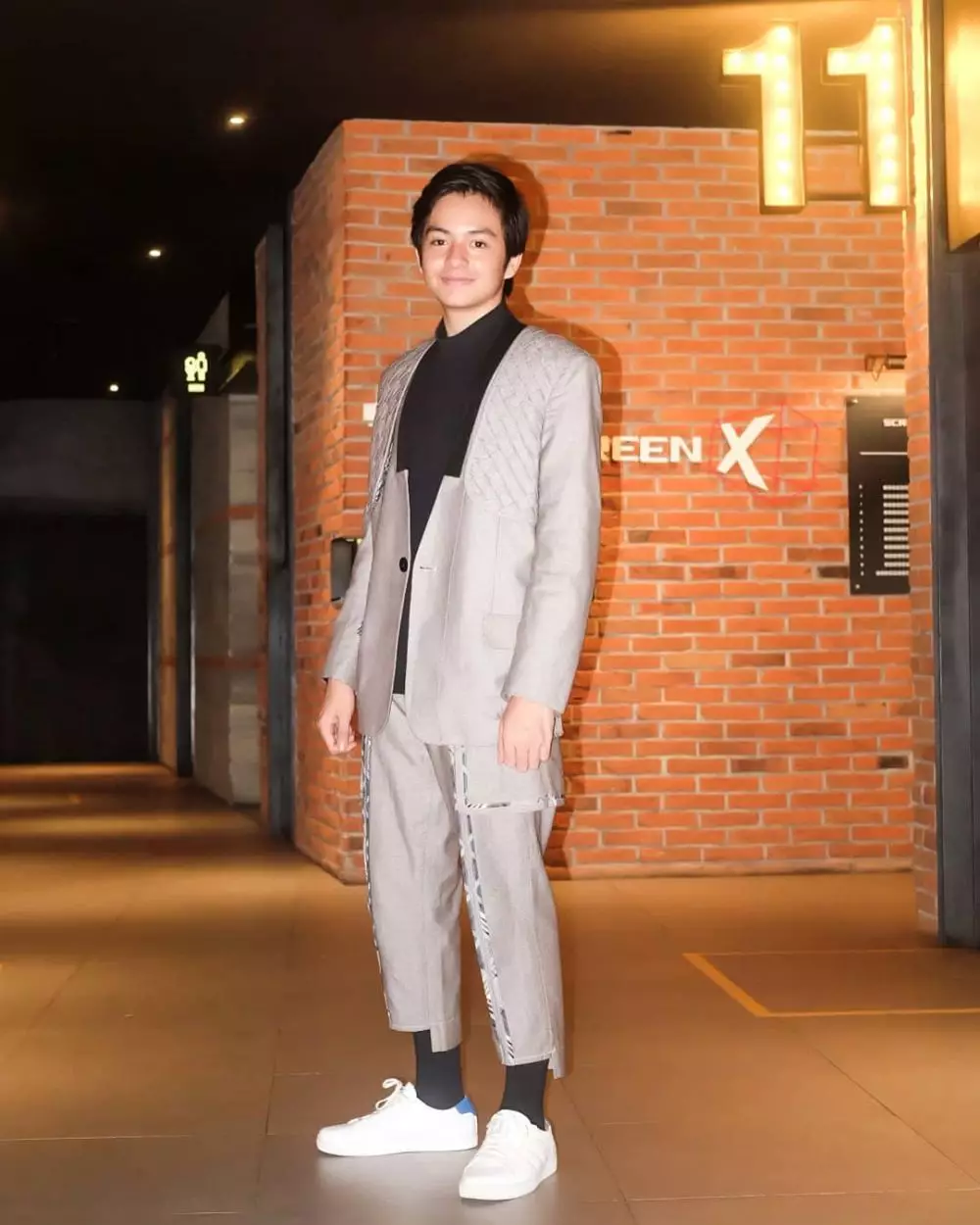 Angga Yunanda dengan jas © 2020 brilio.net Instagram