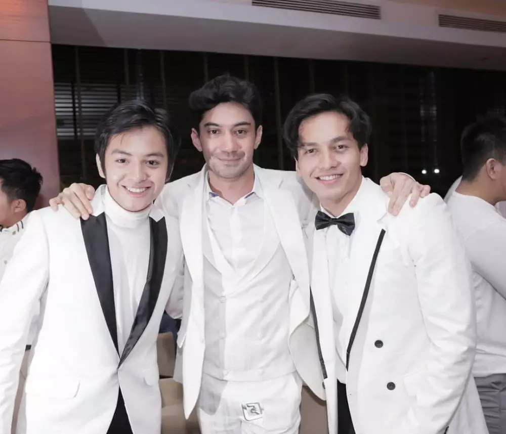 Angga Yunanda dengan jas © 2020 brilio.net Instagram