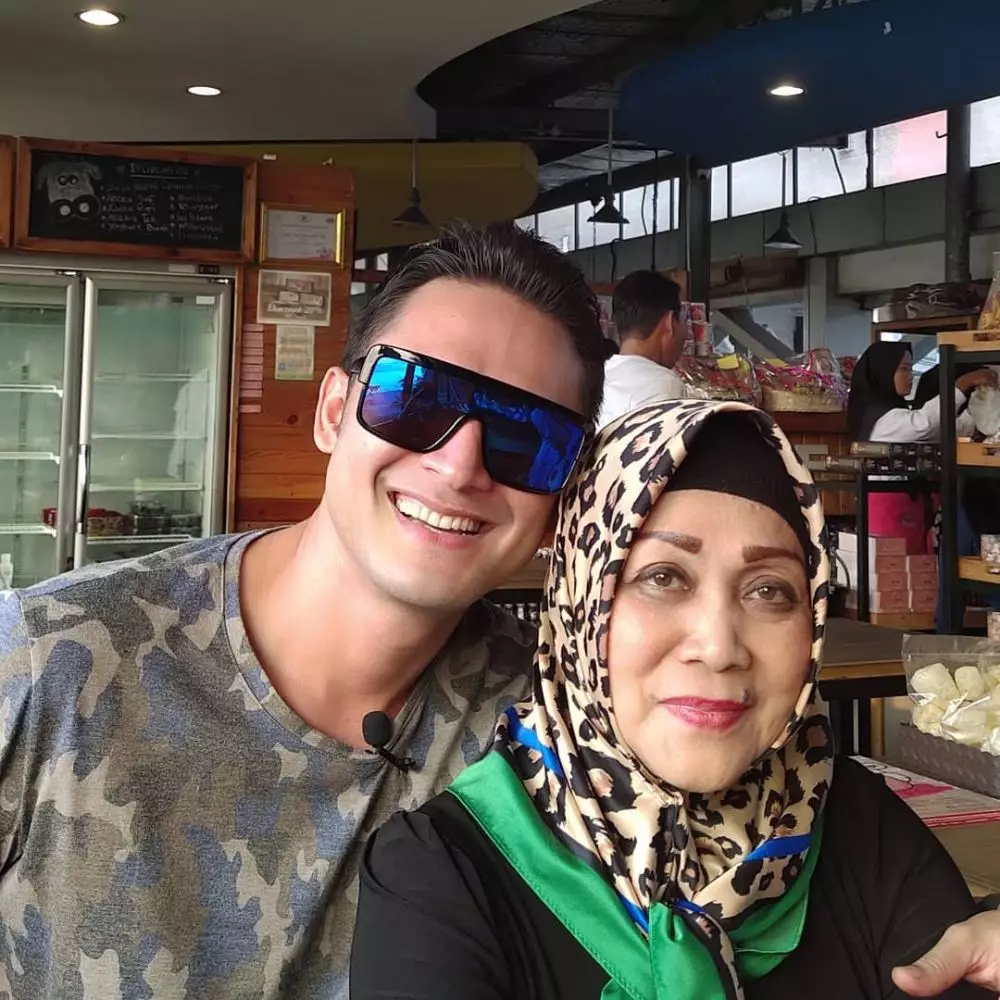 Indra Bruggman dan ibu instagram 