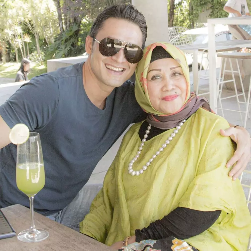 Indra Bruggman dan ibu instagram 