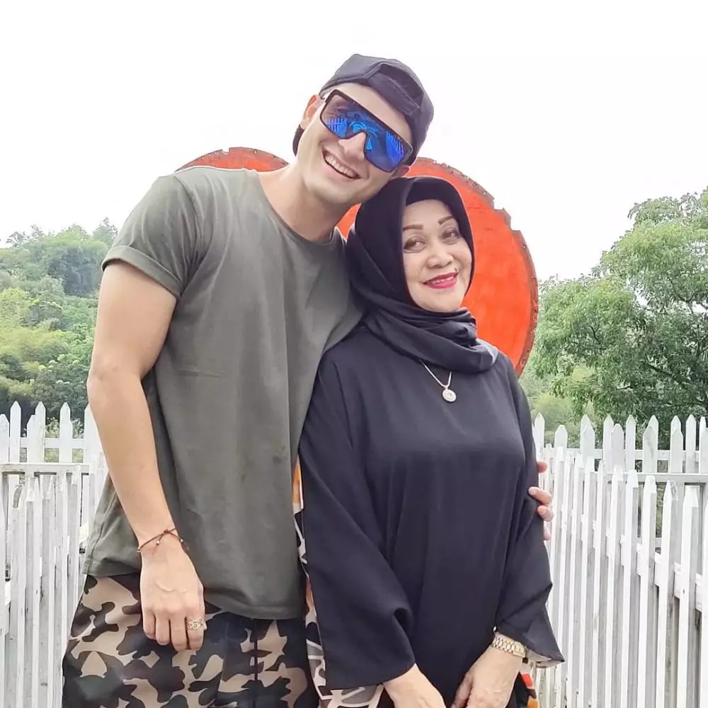 Indra Bruggman dan ibu instagram 