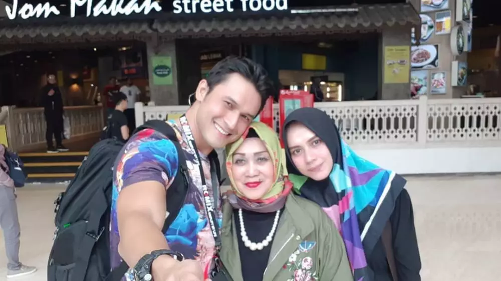 Indra Bruggman dan ibu instagram 