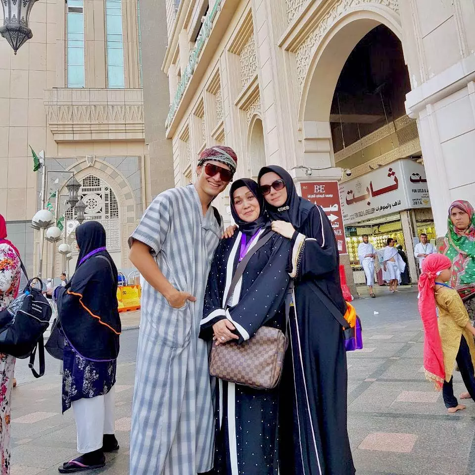 Indra Bruggman dan ibu instagram 