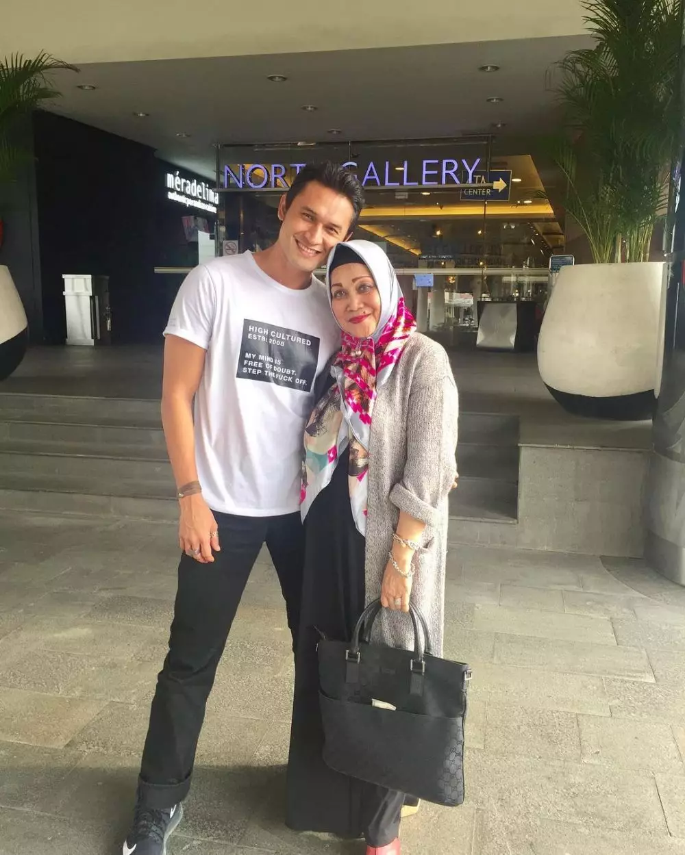 Indra Bruggman dan ibu instagram 