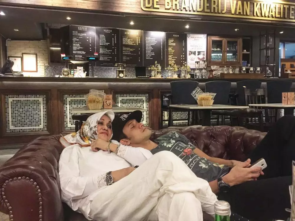 Indra Bruggman dan ibu instagram 