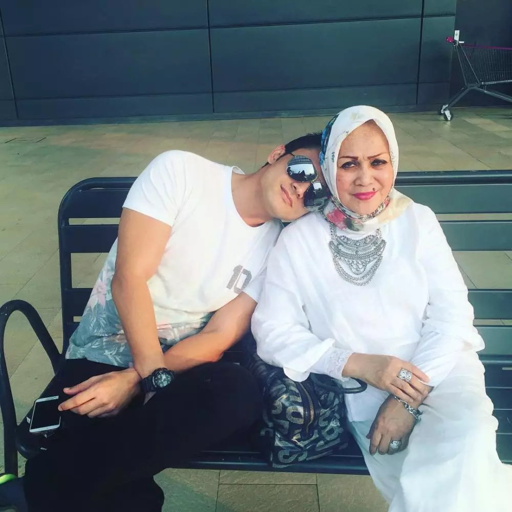 Indra Bruggman dan ibu instagram 