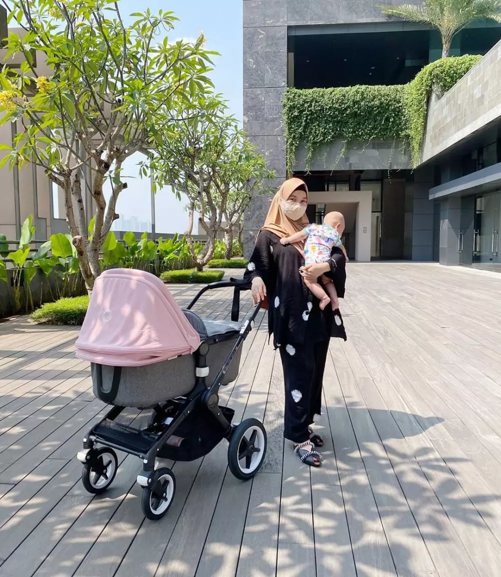 Chacha Frederica momong anak Instagram Chacha Frederica momong anak Instagram