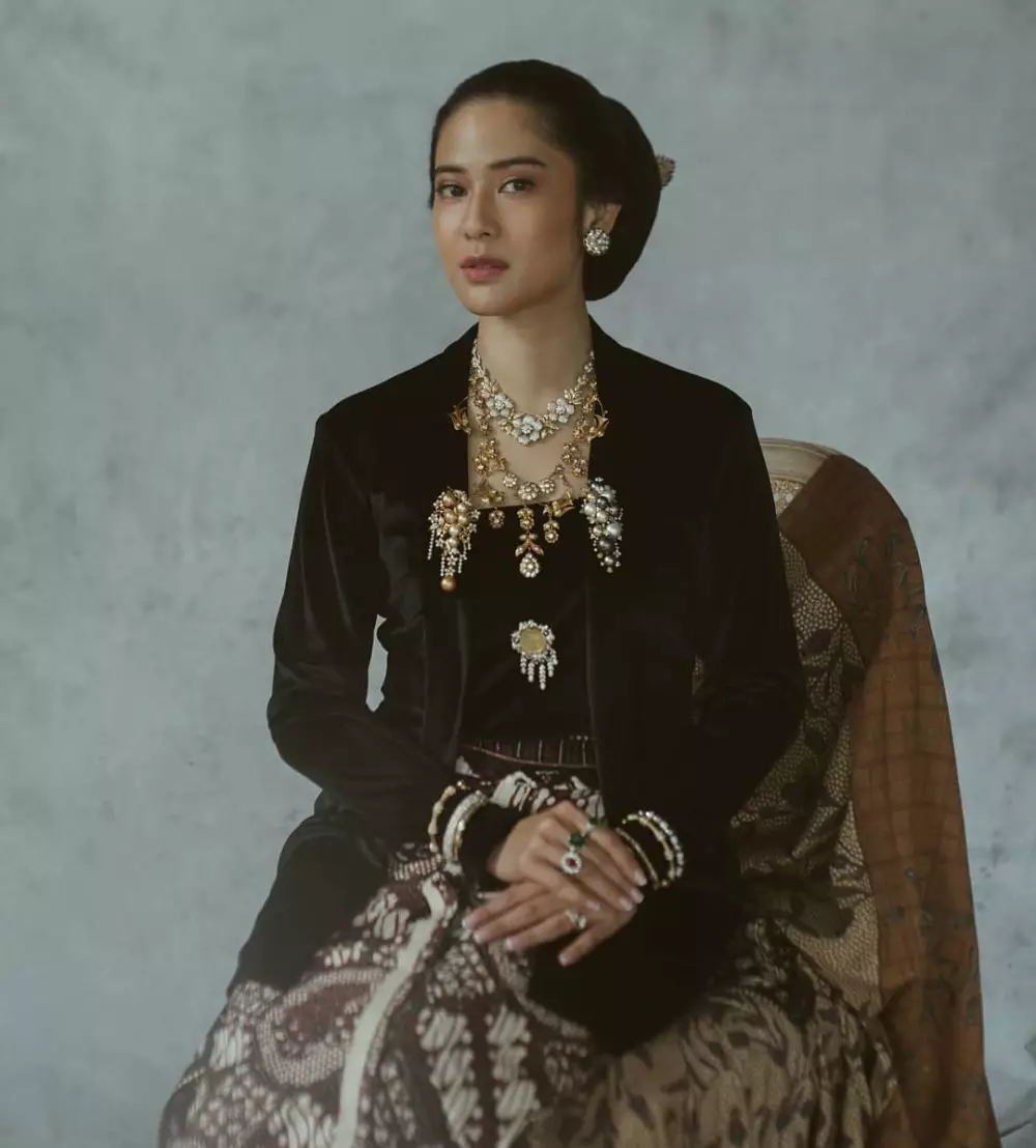 Seleb kenakan busana etnik © 2020 brilio.net