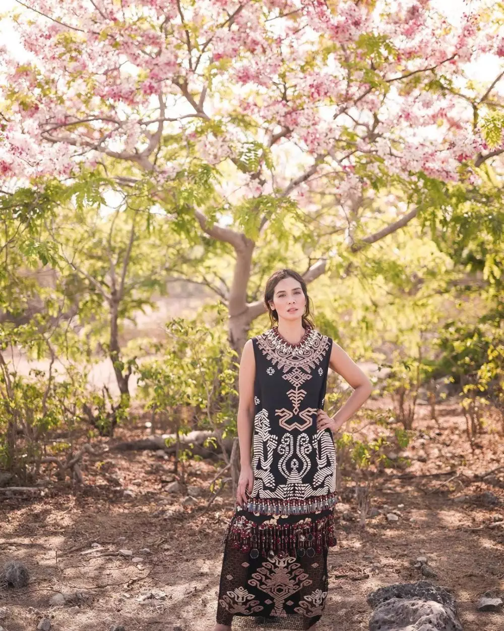 Seleb kenakan busana etnik © 2020 brilio.net