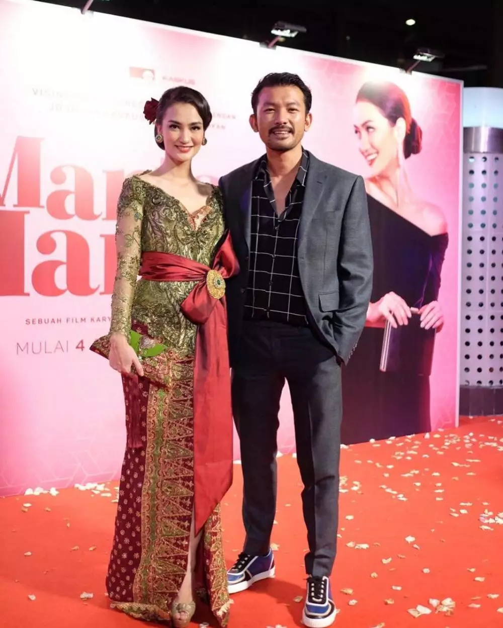 Seleb kenakan busana etnik © 2020 brilio.net