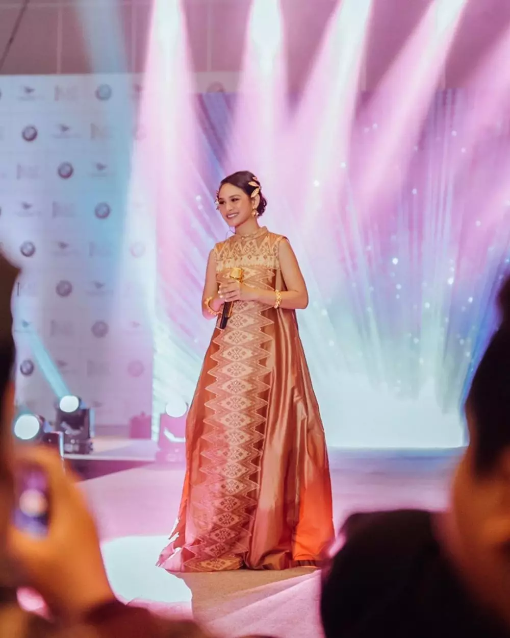 Seleb kenakan busana etnik © 2020 brilio.net