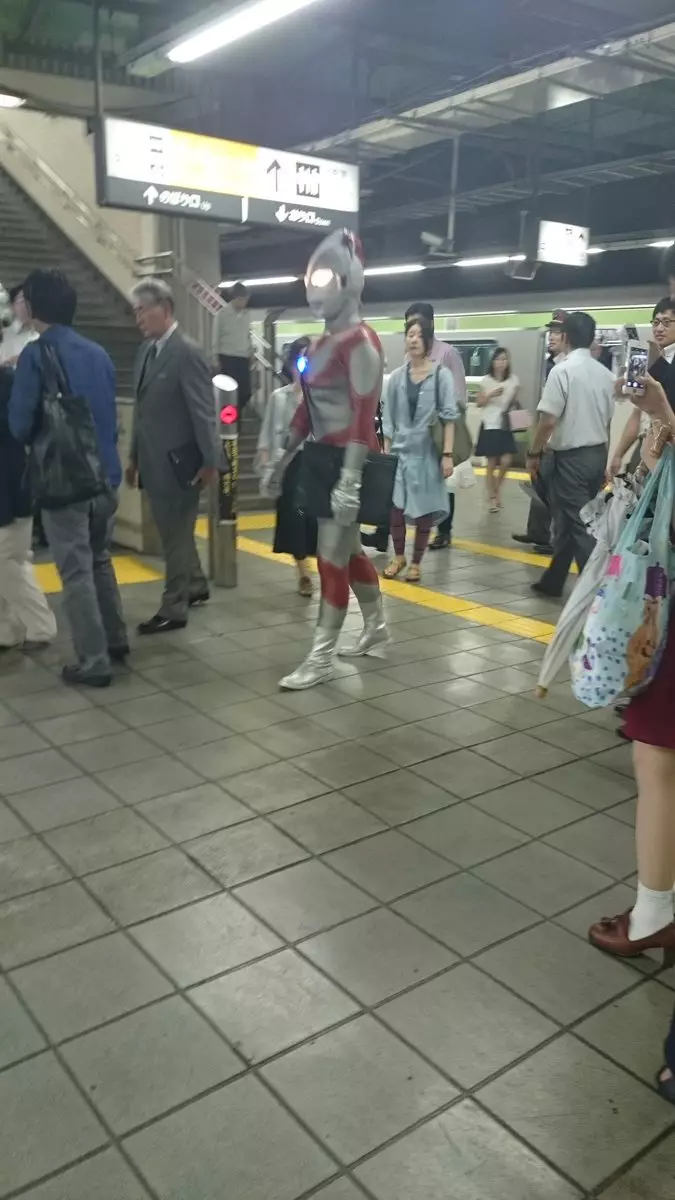 ultraman tak melawan musuh Berbagai Sumber