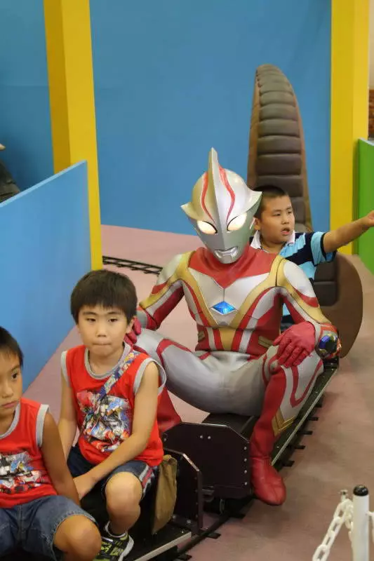 ultraman tak melawan musuh Berbagai Sumber