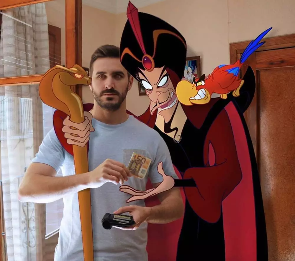 pria bareng karakter Disney © 2020 brilio.net