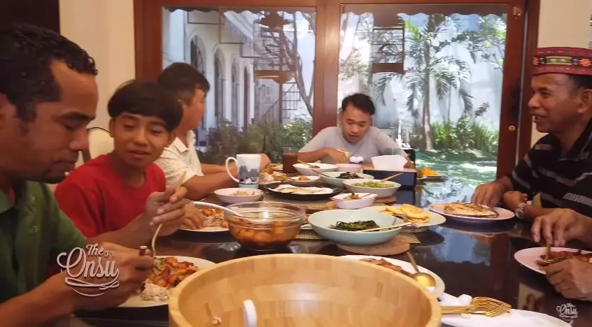 momen oma opa betrand datang ke jakarta © 2020 YouTube/The Onsu Family