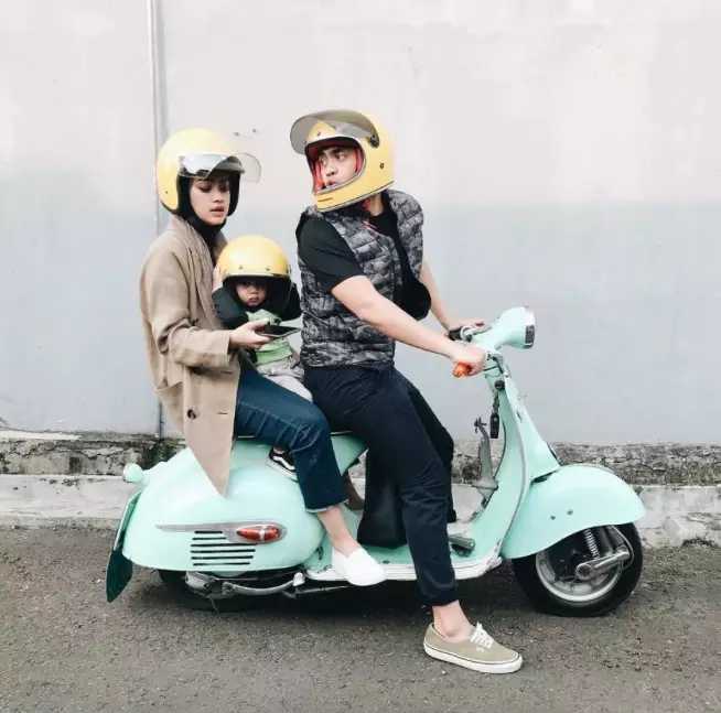 Seleb boncengin anak © 2020 brilio.net Seleb boncengin anak © 2020 brilio.net