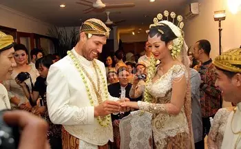 Potret kemesraan Indah Kalalo dan suami © 2020 brilio.net Potret kemesraan Indah Kalalo dan suami © 2020 brilio.net