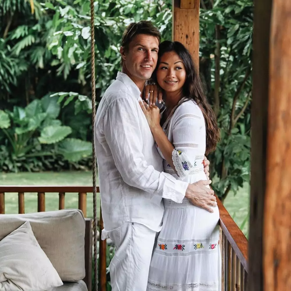 Potret kemesraan Indah Kalalo dan suami © 2020 brilio.net Potret kemesraan Indah Kalalo dan suami © 2020 brilio.net