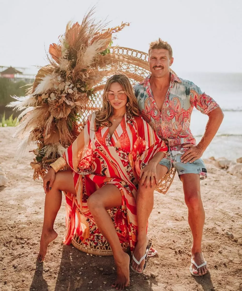 Potret kemesraan Indah Kalalo dan suami © 2020 brilio.net Potret kemesraan Indah Kalalo dan suami © 2020 brilio.net