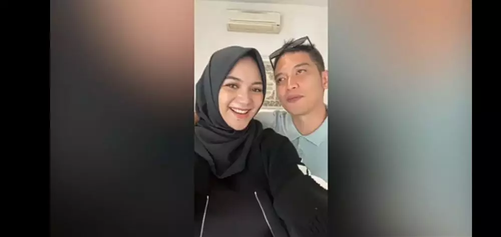 Chelsea umumkan jenis kelamin anak kedua © 2020 brilio.net YouTube Chelsea umumkan jenis kelamin anak kedua © 2020 brilio.net YouTube