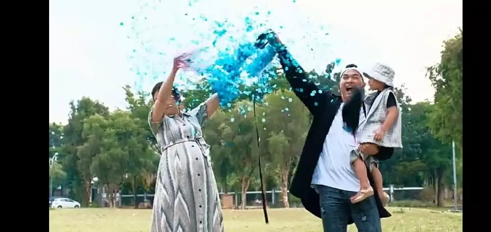 Chelsea umumkan jenis kelamin anak kedua © 2020 brilio.net YouTube Chelsea umumkan jenis kelamin anak kedua © 2020 brilio.net YouTube