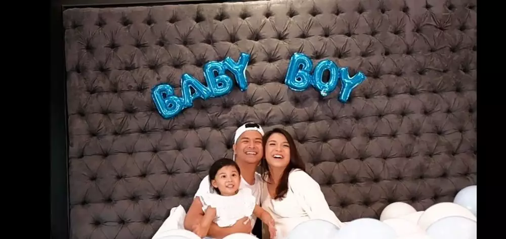 Chelsea umumkan jenis kelamin anak kedua © 2020 brilio.net YouTube Chelsea umumkan jenis kelamin anak kedua © 2020 brilio.net YouTube