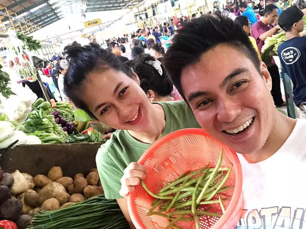pasangan seleb belanja di pasar berbagai sumber