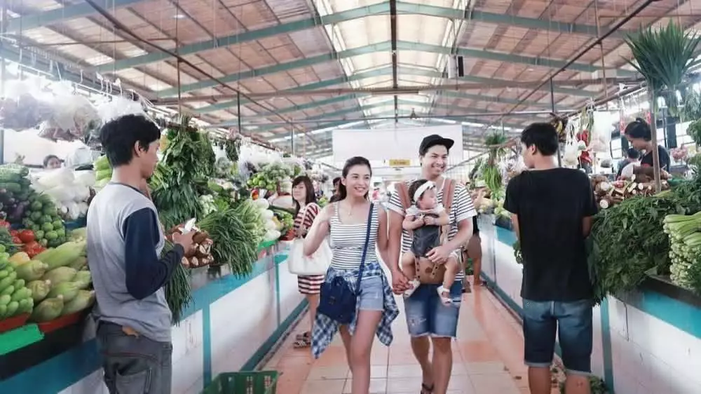 pasangan seleb belanja di pasar berbagai sumber