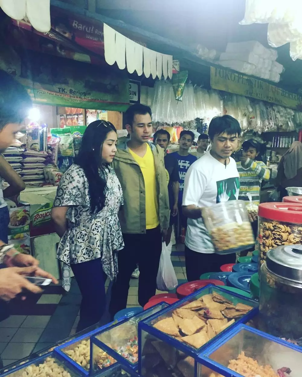 pasangan seleb belanja di pasar berbagai sumber
