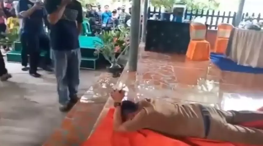 Kepala desa kesurupan YouTube/ Hatake Dhika